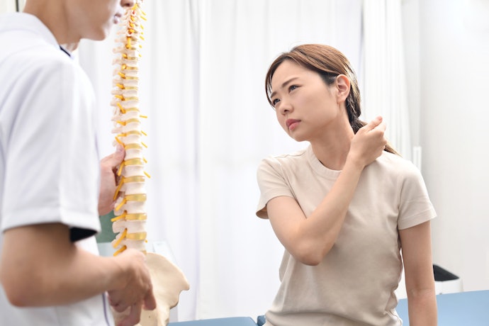 肩こりで病院に行く目安は?何科を受診すればよい?