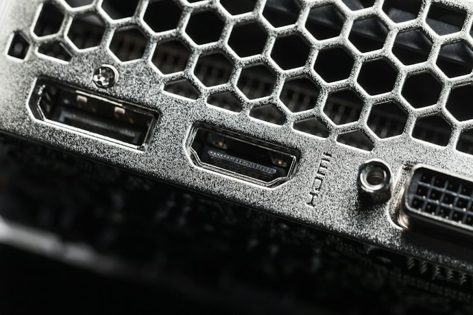 DisplayPort端子とHDMI端子を繋ぐためには?