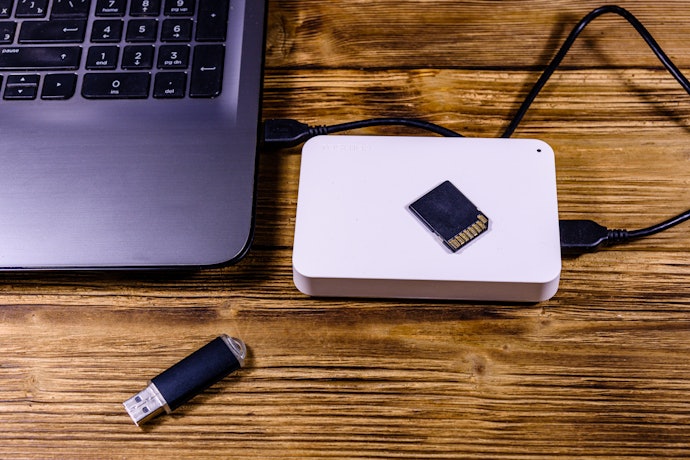 外付けSSDとUSBどっちが速い?違いは?