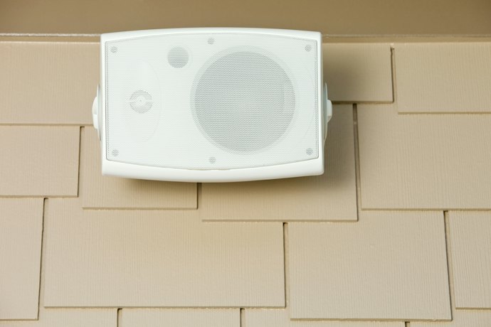 壁掛けスピーカーのメリットとは?