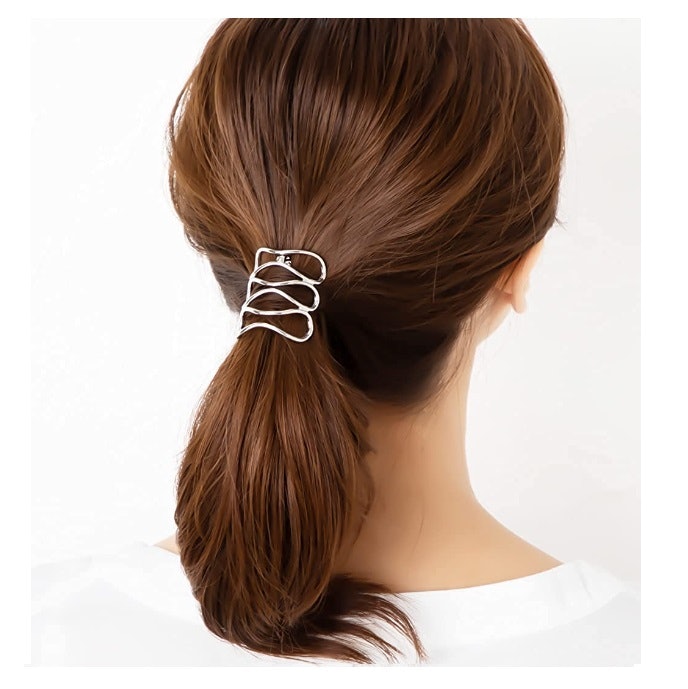 おしゃれヘアにグレードアップ!ポニーフックとは?