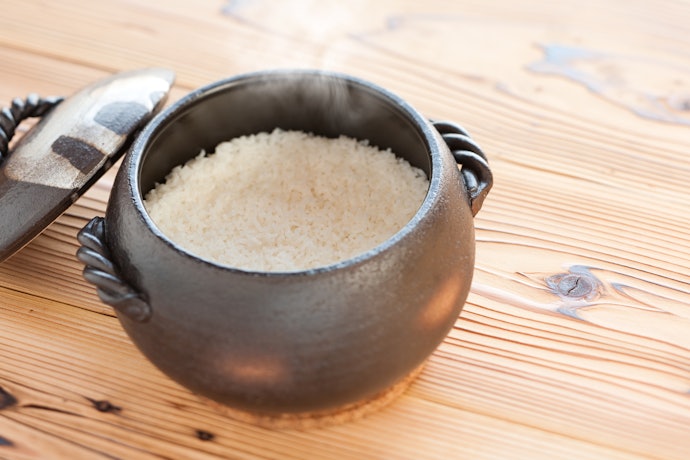 陶器のおひつの魅力とは?セラミックとの違いはなに?