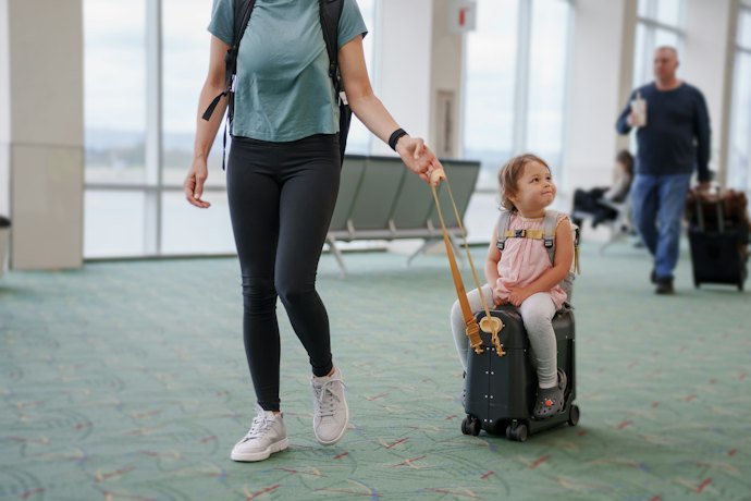 子どもが乗れるスーツケースは危なくないの?注意点も紹介