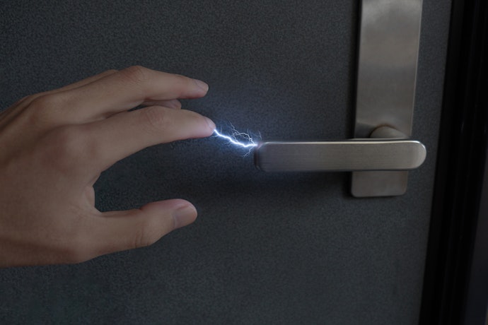 静電気はなぜ起こる?静電気除去グッズで対策できる?