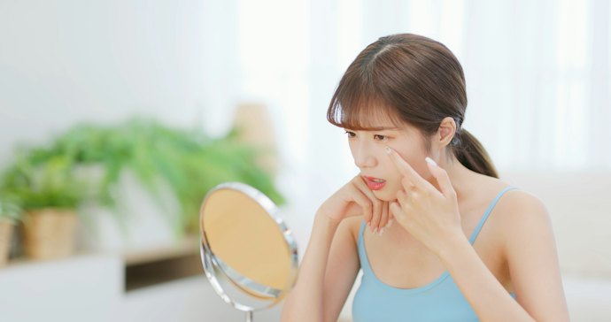 クマ取りのダウンタイムの長さは?副作用は何がある?