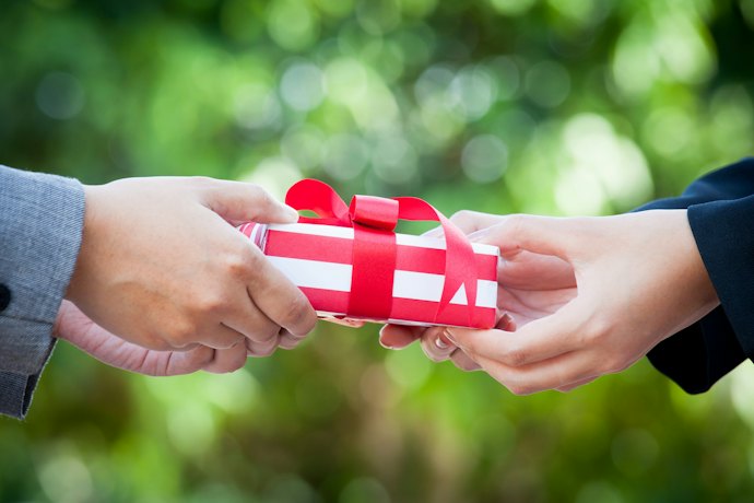 夫・旦那への誕生日プレゼントの相場は?
