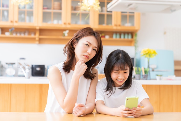 子どものスマホデビューはいつがいい?安心して持たせるには?
