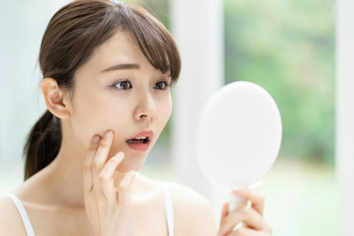 ニキビ・乾燥・毛穴。20代の肌悩みに美容液は必要?