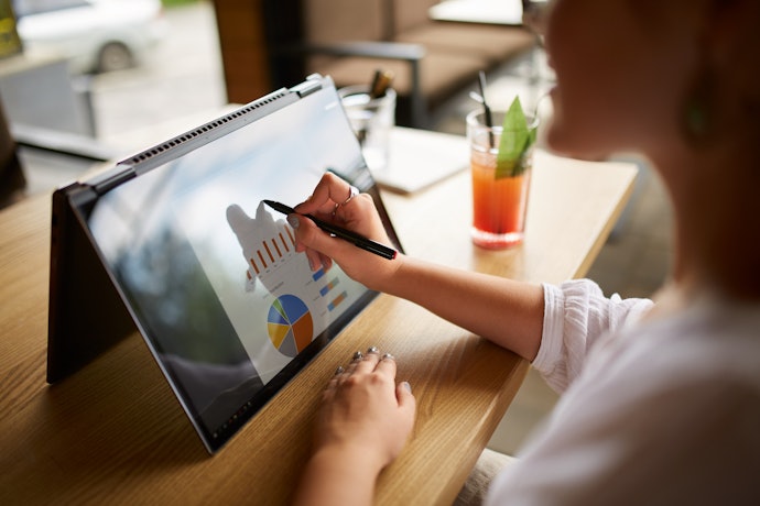 タッチパネルのノートパソコンのメリットは?タブレットと何が違う?