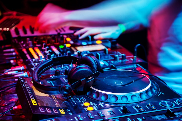 DJコントローラーを使うと直感的なDJプレイが可能