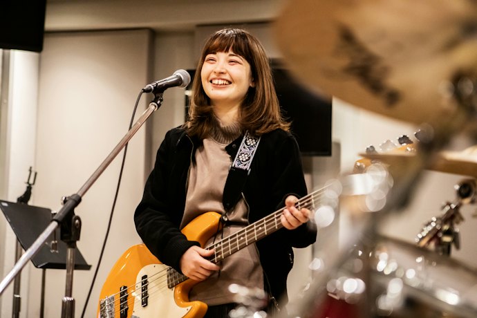 立って演奏するなら必須!ギターストラップの必要性は?