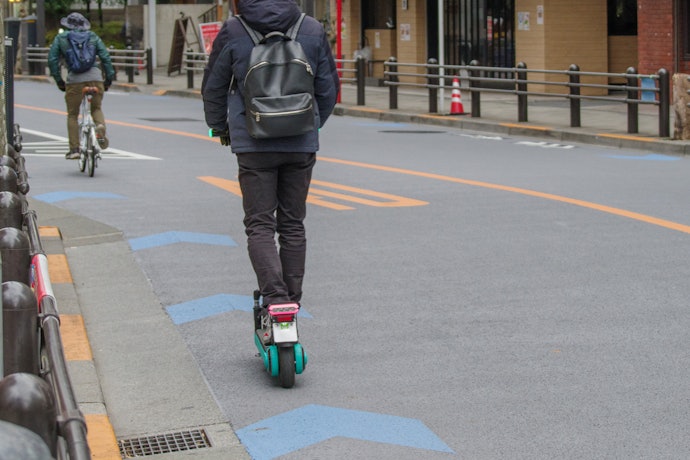 キックボードは大人が乗っても法律違反にならない?