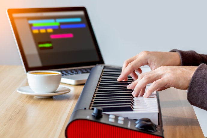 MIDIキーボードとは?楽曲制作で使うメリットは?