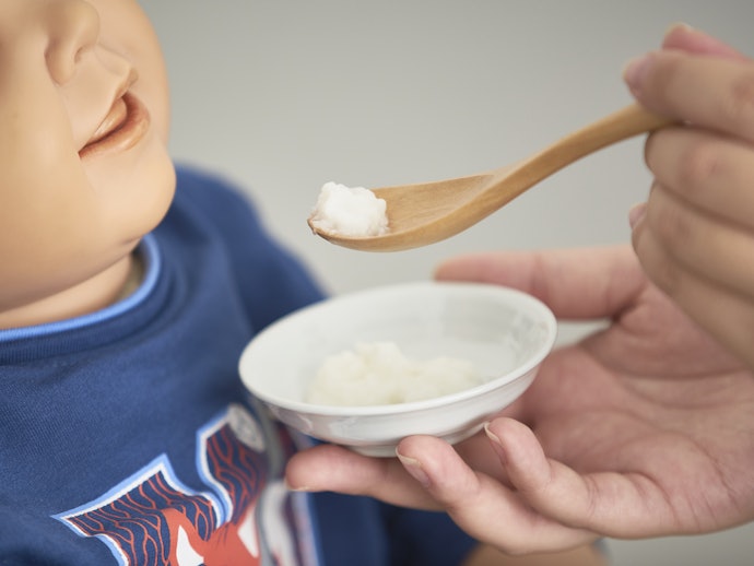 食べ物に興味を持ち始めたら、そろそろ離乳食の準備