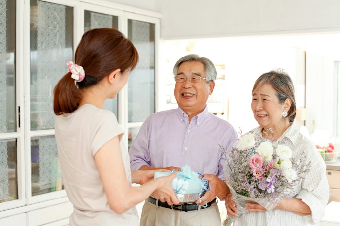 敬老の日とは?予算や避けるべきギフトはある?