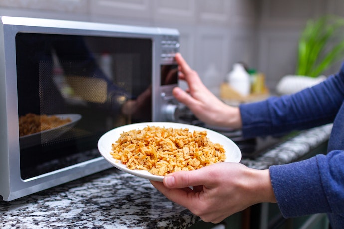 業務用電子レンジの特徴は?使用するメリットは?
