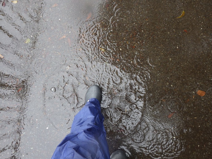 雨の日のパンツ選びって?濡れは防いで蒸れないレインパンツ
