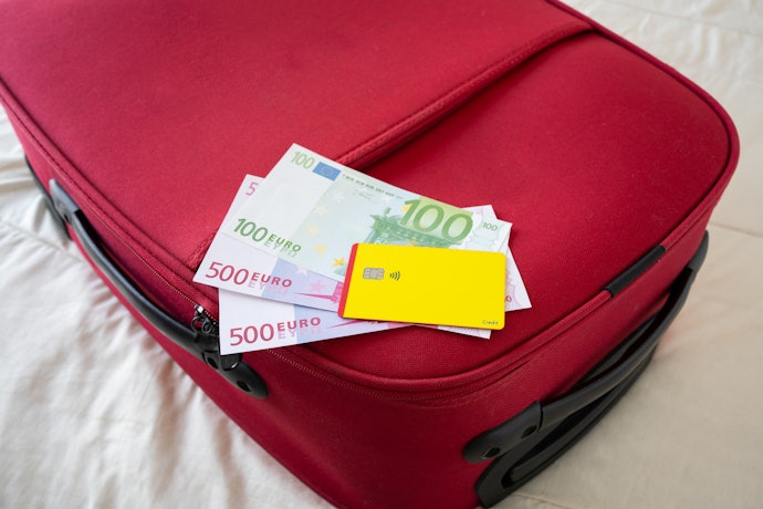 海外旅行には、デビットカードとクレジットカードのどっちを持っていくべき?