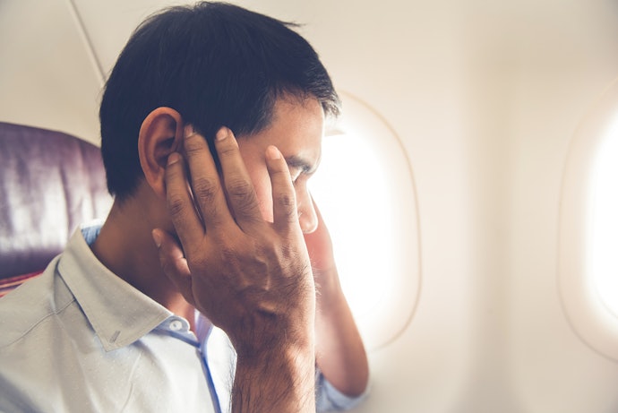 なぜ飛行機に乗ると耳が痛くなるの?耳栓で予防できる?