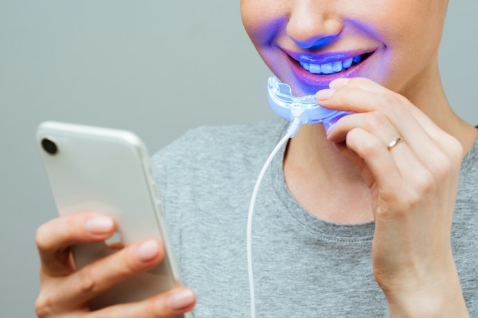ホームホワイトニングLEDライトとは?効果の出る期間は?