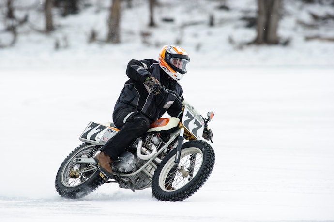 バイク用防寒インナーとは?夏用を代用してもいい?