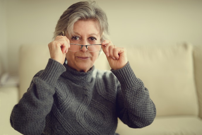 老眼鏡とは?メガネ型ルーペとの違いは?
