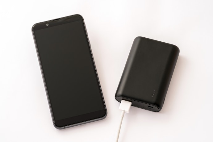 10,000mAhの最大の魅力は、スマホ充電2回分の容量とスマホと重ねて持てるサイズ