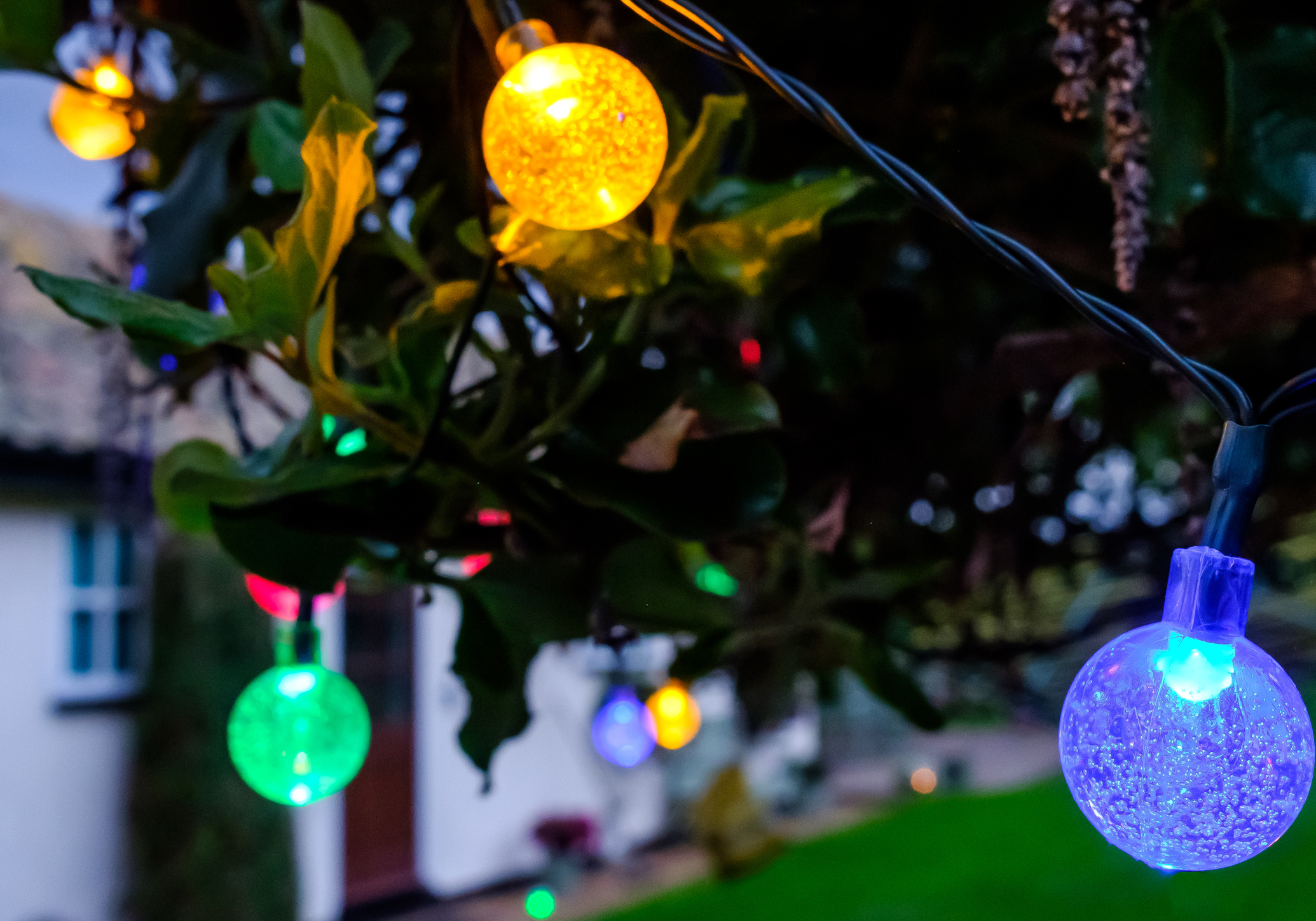 ついに再販開始！】 ガーデンライト イルミネーション LED 防滴 100球 太陽光充電 ソーラーイルミネーションライト 色選択 クリスマス飾り 電飾  屋外 8パターン 防水加工 屈曲性 柔軟性 リュウカガーデニング