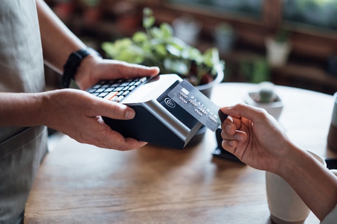 ブラックでも作れるクレジットカードはある?審査なしのカードは?