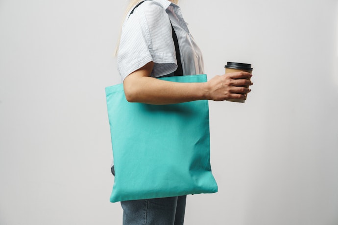 幅をとらずスタイリッシュ!縦長のトートバッグの魅力とは?