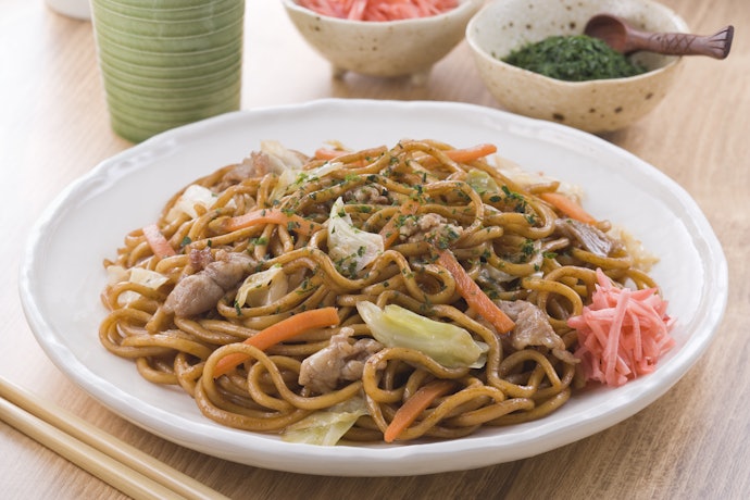 焼きそば麺とは?ラーメンの麺との違いは?