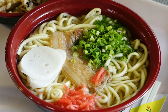 沖縄そばとは?ソーキそばとの違いは?