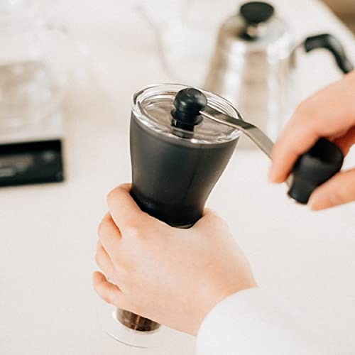 キャンプでも活躍!コンパクトなコーヒーミルの魅力とは?