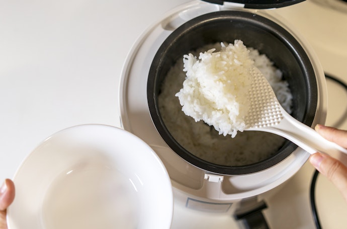 「立つしゃもじ」を使って配膳のストレスを減らそう