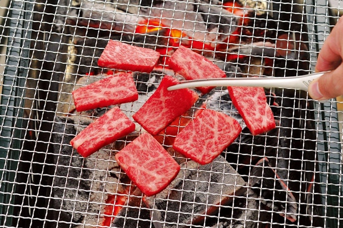 生肉と焼けた肉の使い分けに!焼肉用トングならではのメリットとは?