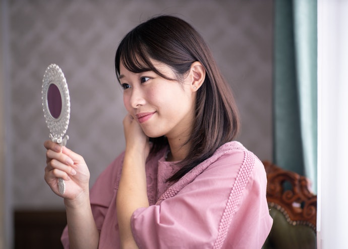 家でのメイクだけでなく外出先のメイク直しでも使える!ハンドミラーはいつ使う?