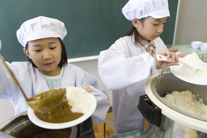 もしものときの汚れを防ぐ!給食着とは?なぜ必要なの?