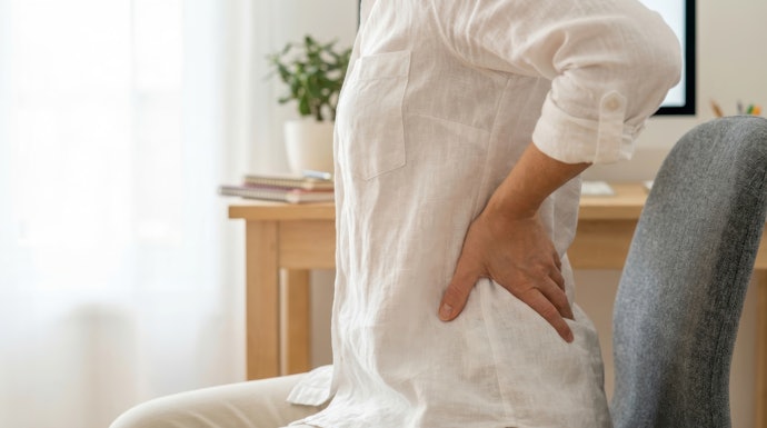 なぜ座っていると腰が痛い?デスクワークで腰に負担がかかる理由
