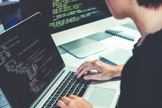 プログラミングスクールは怪しい?スキルは身につく?