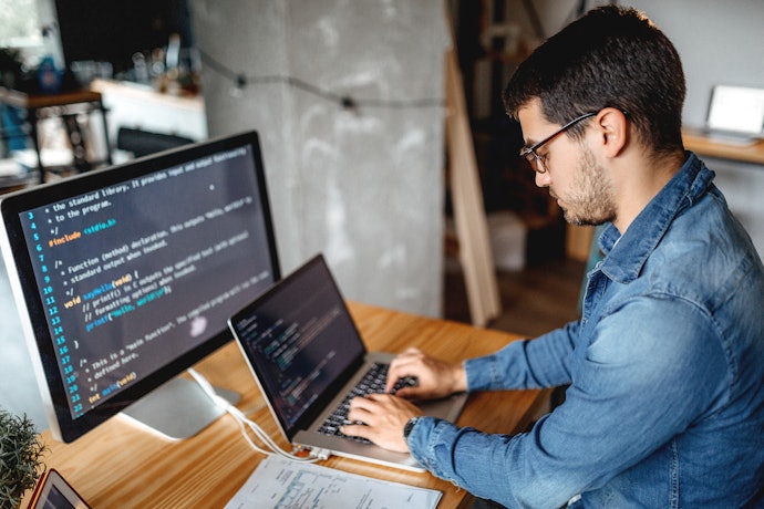 プログラミングにノートパソコンはあり?価格の相場は?