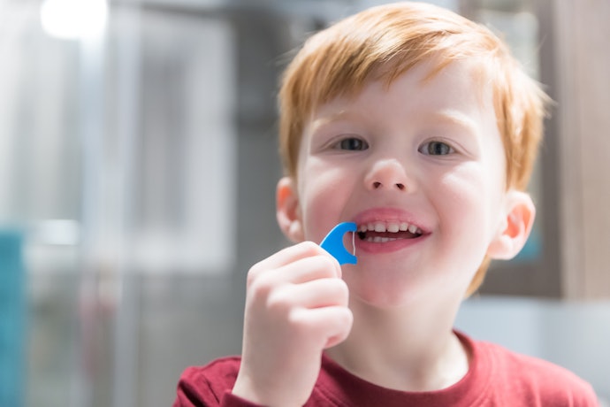 子どもにデンタルフロスは必要?何歳から使うべき?