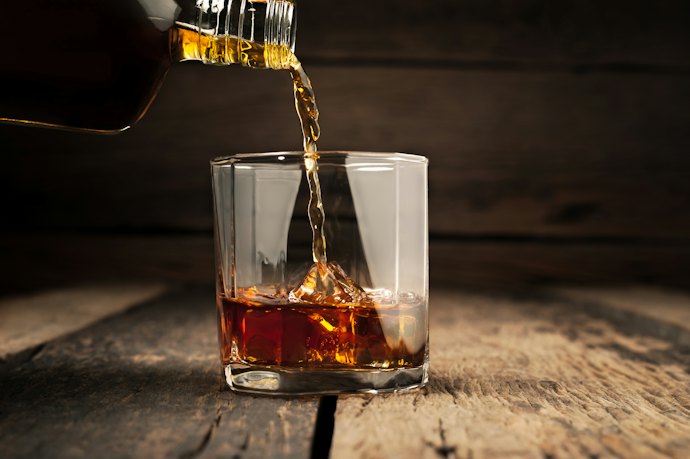 サトウキビの甘味が魅力!ラム酒とは?