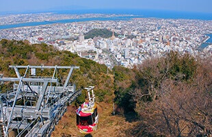 眉山の麓に広がる水の都、徳島駅周辺ってどんな場所?