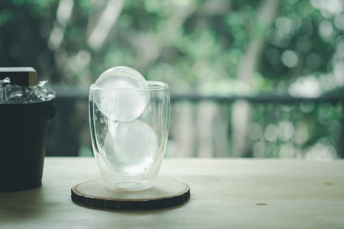 溶けにくく美しい氷が作れる!アイスボールメーカーとは?