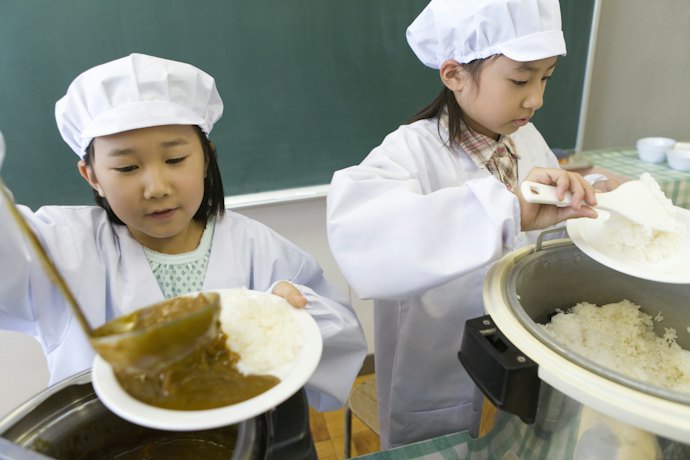 もしものときの汚れを防ぐ!給食着とは?なぜ必要なの?