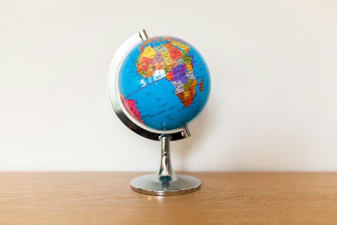 インテリアにも学習用にも使える!地球儀を置くメリットは?