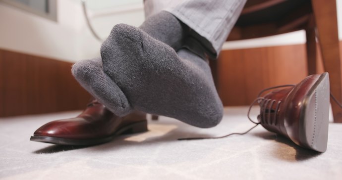 足のにおいの原因は?消臭靴下のメリットは?