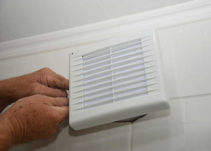 トイレの換気扇は自分で交換できる?工事費用の相場は?
