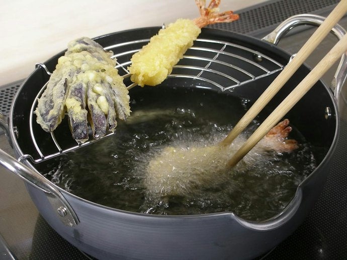 揚げ物鍋は必要?普通の鍋や天ぷら鍋との違いは?