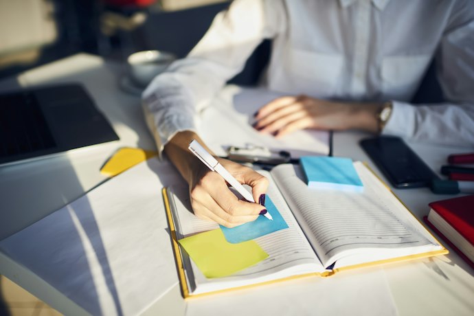 証券外務員の試験とは?テキストで独学できる?